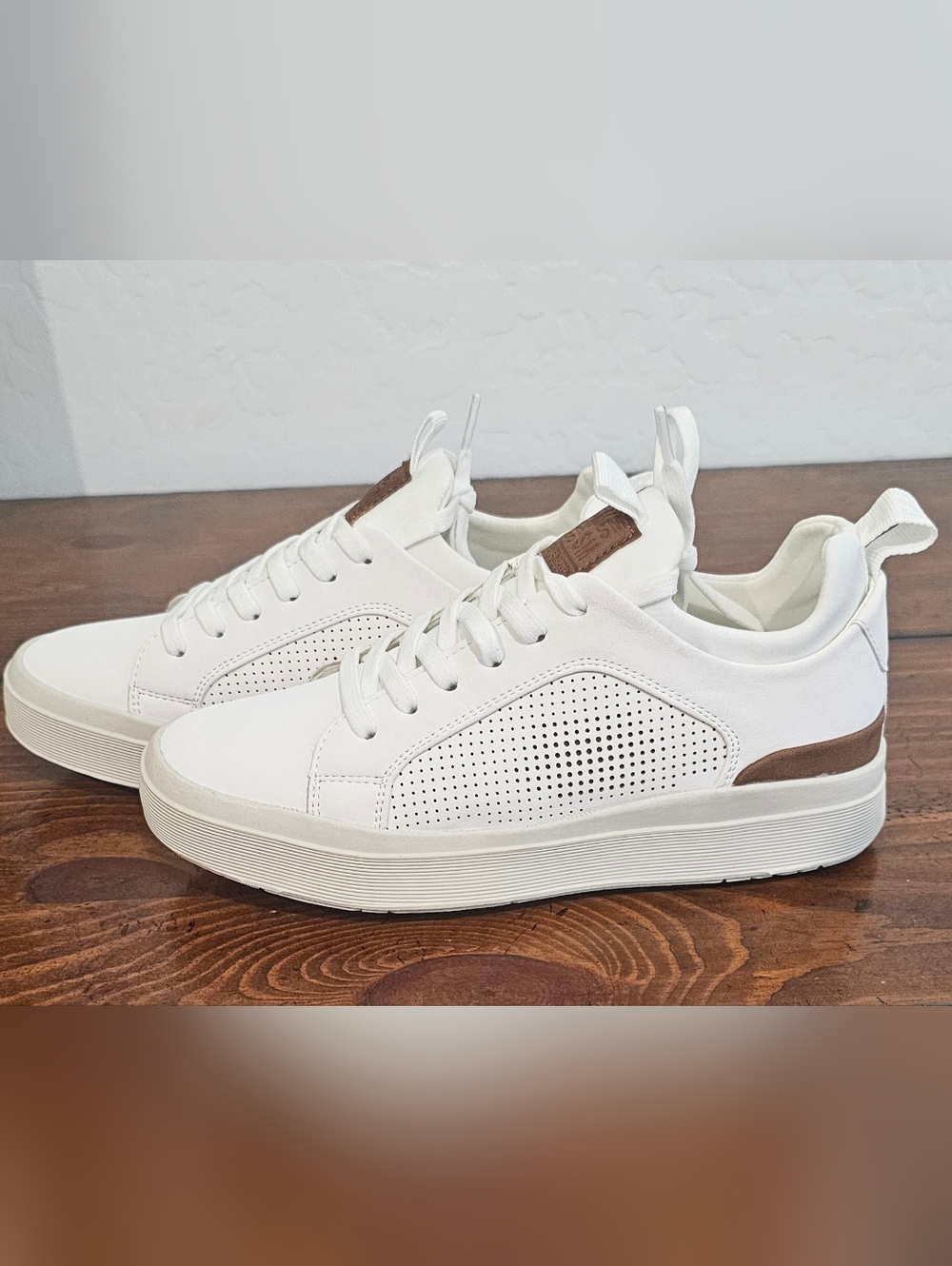 Steve Madden Boy's White Leather Sneakers/Shoes w/Brown Accents Boys Sz 3 & 4